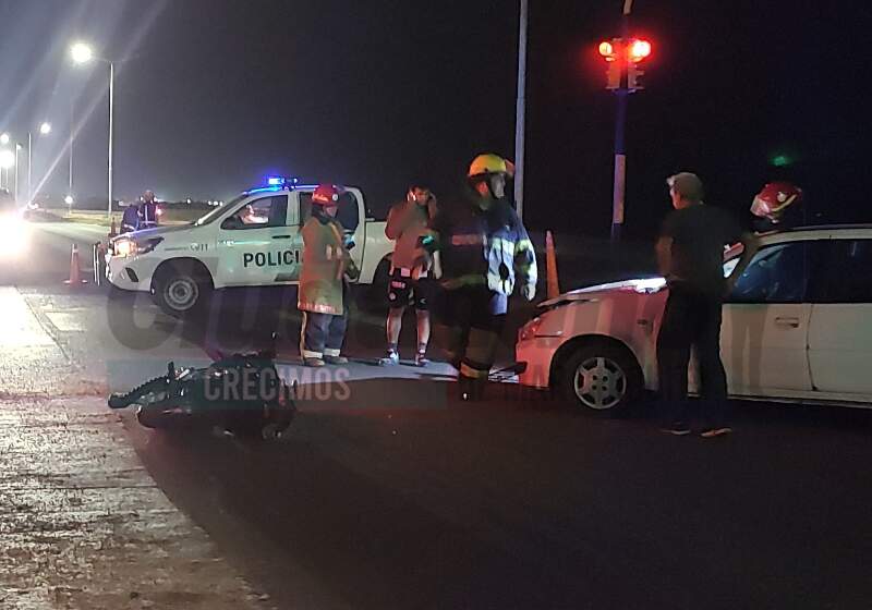 Ocurrió este miércoles por la noche en el semáforo de ruta 11 y calle Portofino. Los ocupantes de una moto se encuentran fuera de peligro.