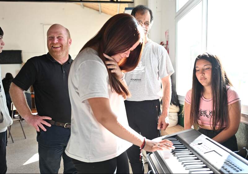 Lo aseguró el intendente Walter Wischnivetzky durante la entrega de instrumentos musicales en la Escuela N° 8 de Estación Cobo.  