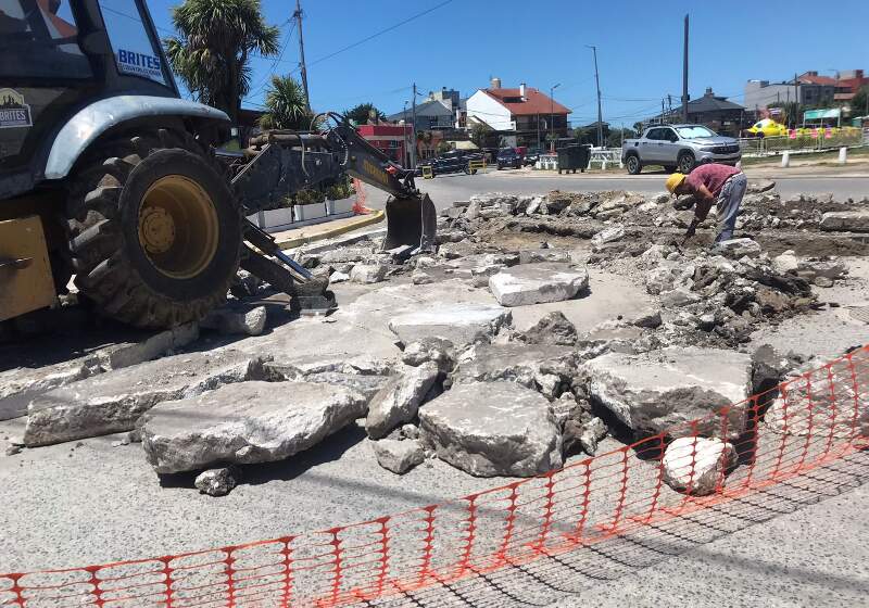La Delegación Santa Clara, a cargo de Fabián Jacquet, intensificó la tareas de bacheo en la avenida Acapulco.