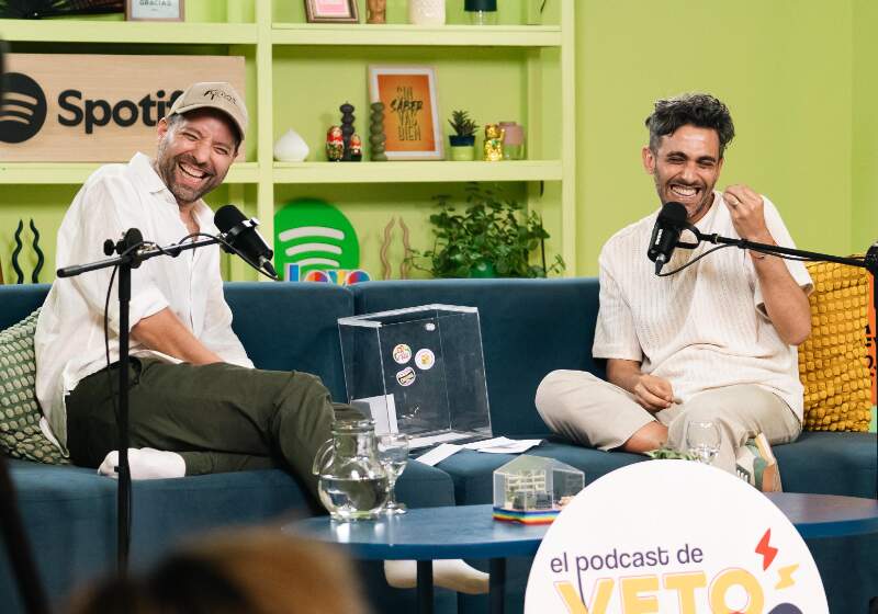 Ocho episodios: "Charlan sobre diferentes temas y situaciones que no son para ser contadas en un reel de un minuto y medio".

