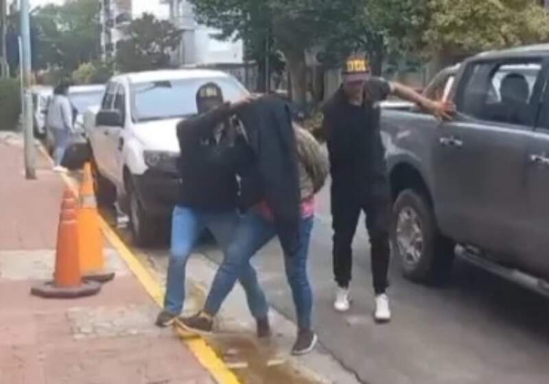 La mujer, junto a un preso de la cárcel de Batán, amenazaron a la víctima e hicieron que les deposite más de 3 millones de pesos.
