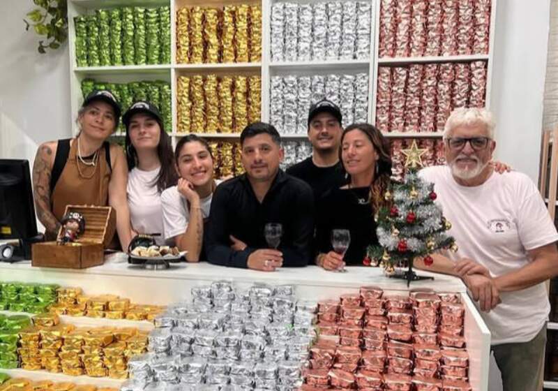 Inauguró su local en la avenida Acapulco, con fabricación artesanal y a la vista del público.