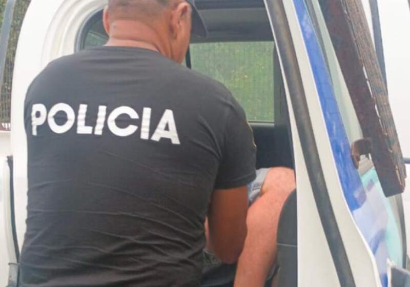 Un sujeto de 29 años de edad quedó preso en Batán luego de ser reducido por la policía mientras agredía a una mujer en La Caleta.