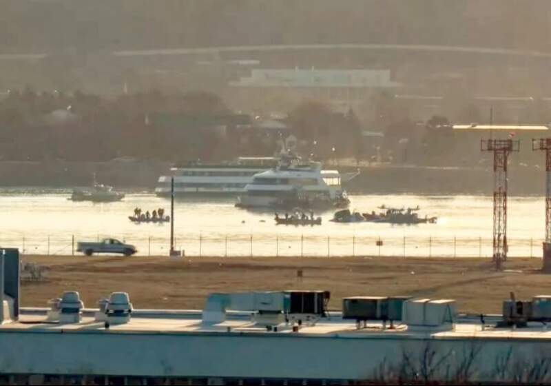 La colisión se produjo entre un avión comercial y un helicóptero militar Blackhawk.
