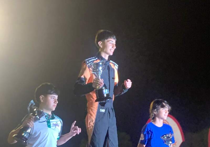 El piloto santaclarense comenzó el 2025 coronándose en la categoría Junior de uno de los eventos más importantes del año.