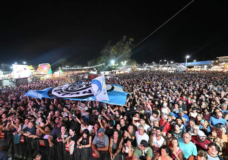 Anoche, una multitud vibró con Jóvenes Pordioseros. Hoy, el cierre del principal evento de Santa Clara, será con Kapanga.