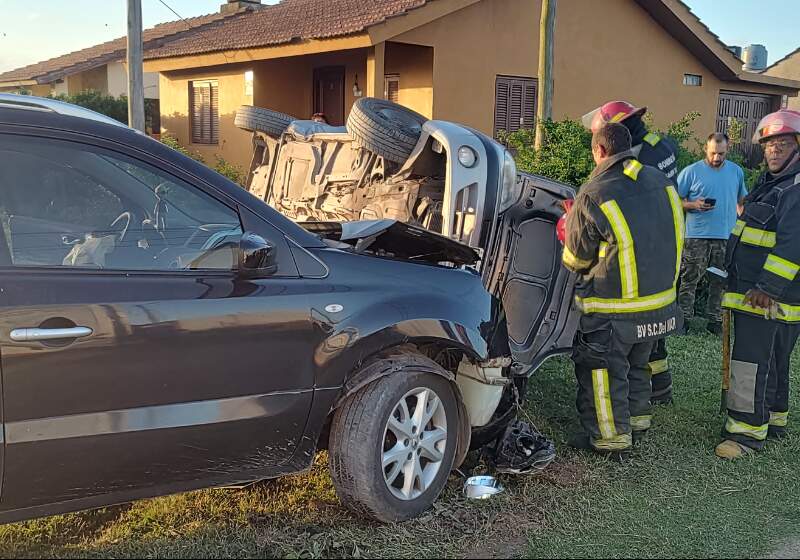 Una Renault Koleos, y un Scenic colisionaron en la intersección de Solís y Malvinas. Bomberos debieron rescatar a una de las personas involucradas.