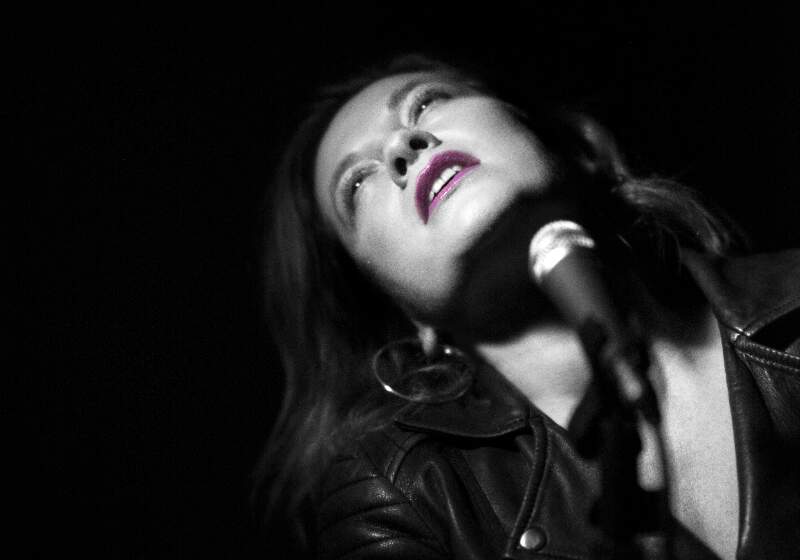 Sara Rioja presenta una versión acústica del clásico de Meno Fernández de Los Rancheros.