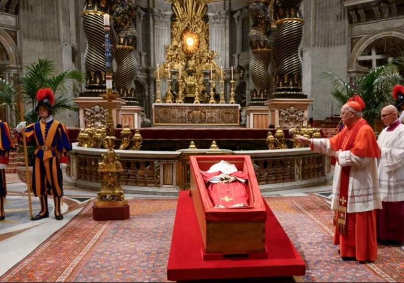 Donald Trump, Emmanuel Macron, los reyes de España y Ursula von der Leyen y Javier Milei entre otros lideres que estuvieron en El Vaticano.
