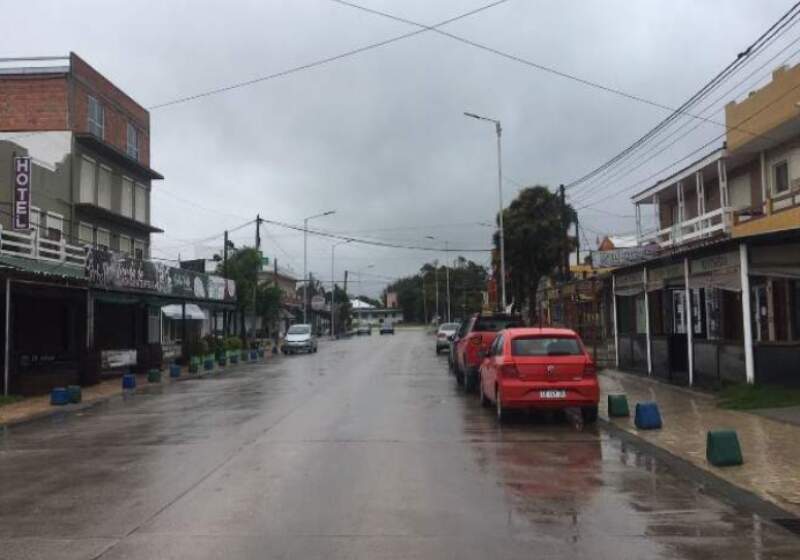 El SMN anticipó tormentas "acompañadas por actividad eléctrica, ocasional granizo, ráfagas y abundante caída de agua en cortos periodos", en la costa de Mar Chiquita.