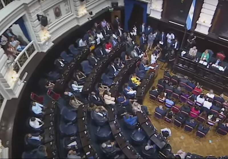 El cuerpo fue convocado a sesionar este jueves para tratar la iniciativa respecto de legisladores y concejales.