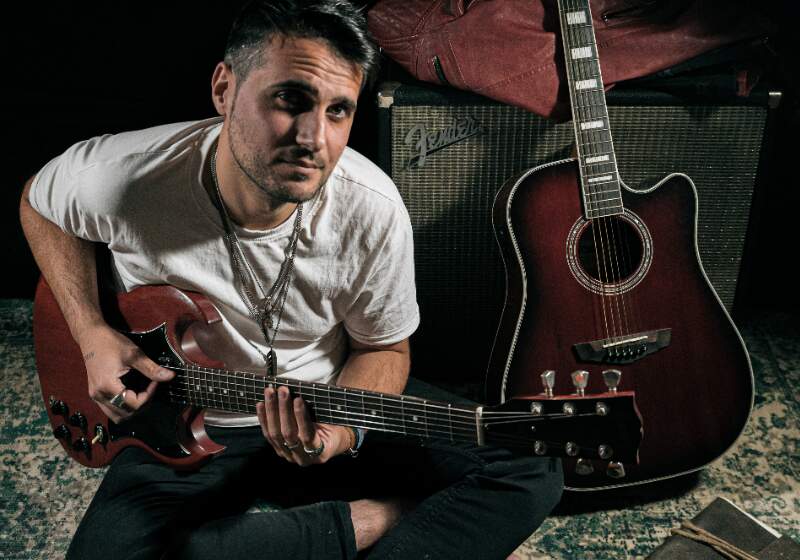 El reconocido instrumentista, lanzó su carrera como cantante solista con su primer disco.