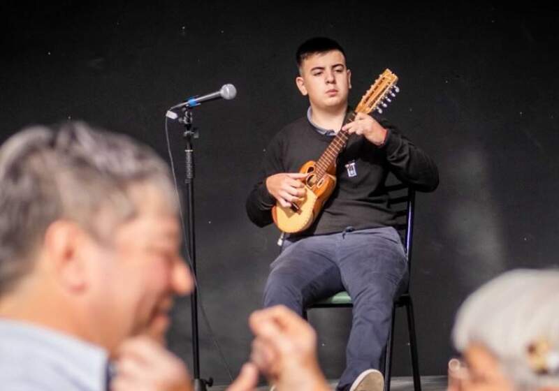 "Con solo 14 años nos emociona con su música y su historia", indicaron desde la Secretaría de Cultura de la comuna.