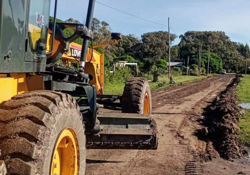 Además, continúan las reparaciones de calles con nuestra la nueva motoniveladora de la dependencia municipal a cargo de Matías Jara.