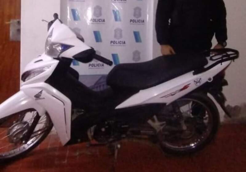 El sujeto fue interceptado en Ruta 55 y Ángel González mientras circulaba en una Honda Wave sin dominio. 