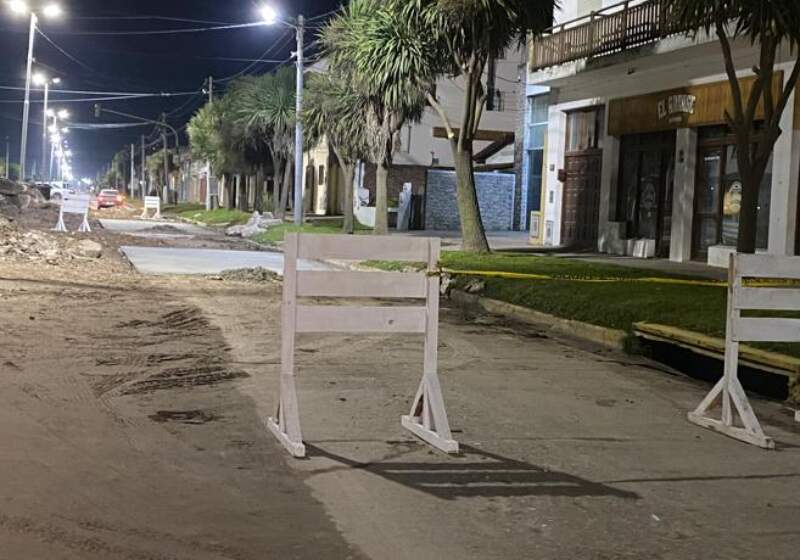 La Delegación municipal avanza con tareas de reparación en tramos deteriorados de la Acapulco, con cortes parciales al tránsito.