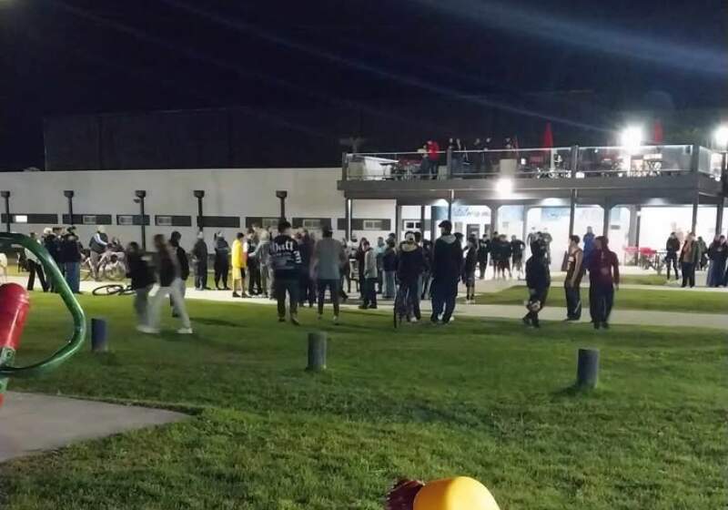 Padres y madres intervinieron para frenar la situación que se salió de control. Denunciaron el robo de un celular.