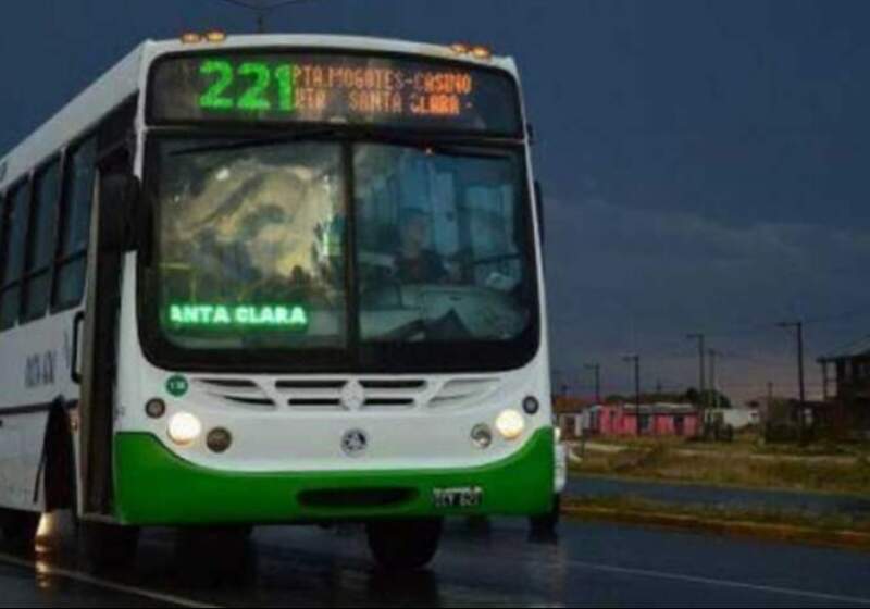 La empresa Costa Azul informó que el colectivo circulará por Avenida Montecarlo hasta nuevo aviso. El distrito permanece bajo alerta naranja por vientos intensos.