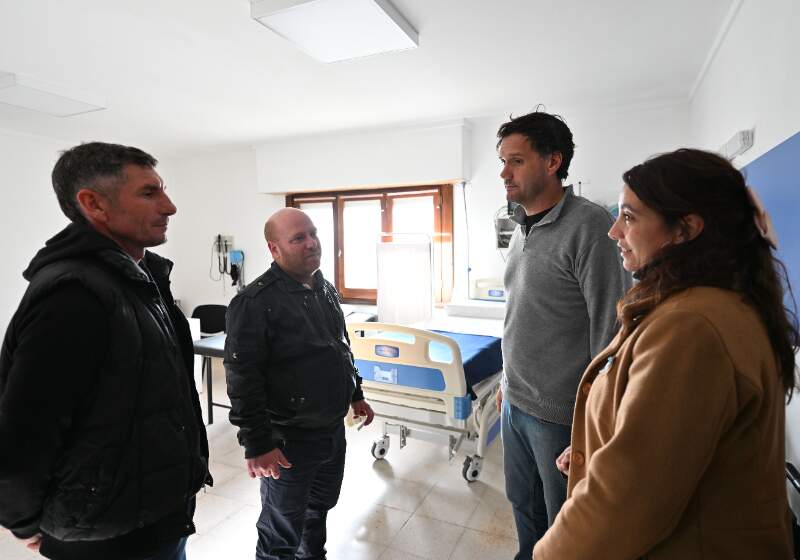 El intendente de Mar Chiquita, Walter Wischnivetzky, recorrió las instalaciones. Las mejoras incluyeron luminarias LED, mobiliario nuevo y un baño adaptado.