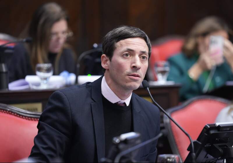 El senador radical votó en contra del proyecto aprobado en el Senado bonaerense y acusó al oficialismo de buscar perpetuarse en el poder.