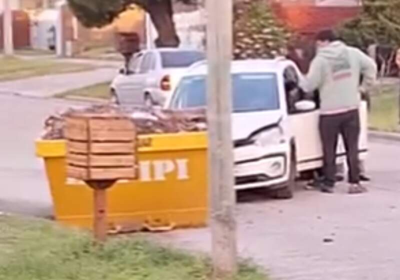 El accidente ocurrió este lunes por la tarde en avenida Montecarlo. Una mujer debió ser asistida.