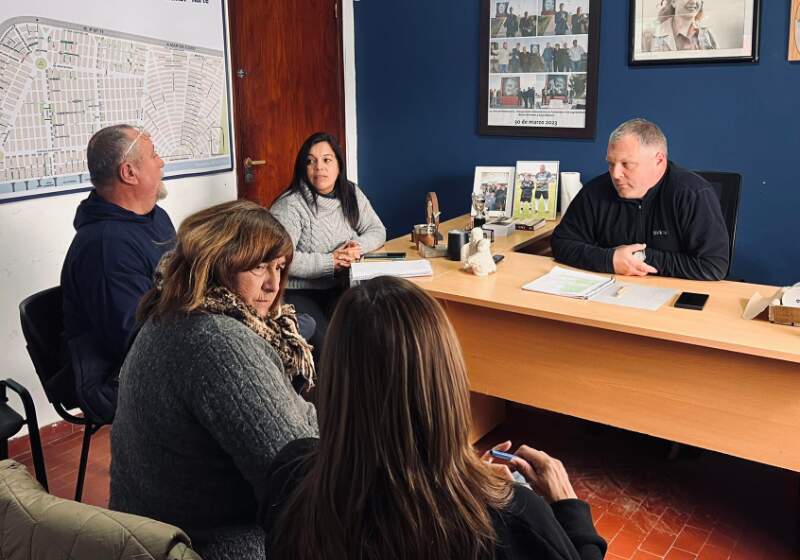 El delegado Fabián Jacquet se reunió con vecinos para coordinar los festejos en la plaza central.