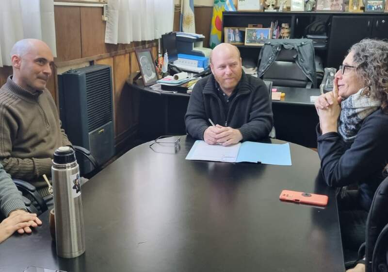 El acuerdo establece un marco de colaboración entre la Facultad de Ingeniería y el municipio para facilitar la inserción laboral de estudiantes.