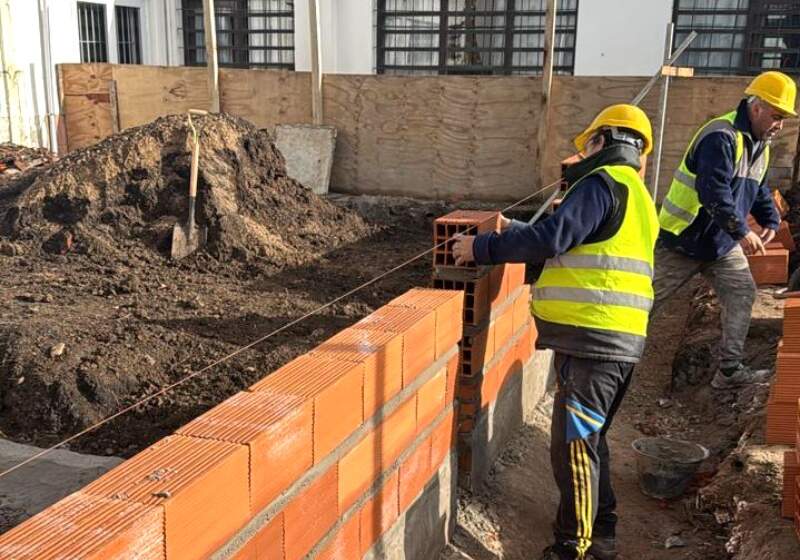 La obra incluye dos aulas nuevas, refacciones y calefacción, con financiamiento provincial.