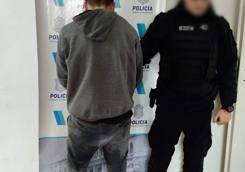 El hecho ocurrió en Coronel Vidal. El sujeto se negó a ser identificado y atacó a los efectivos. Intervino la Fiscalía de Flagrancia.