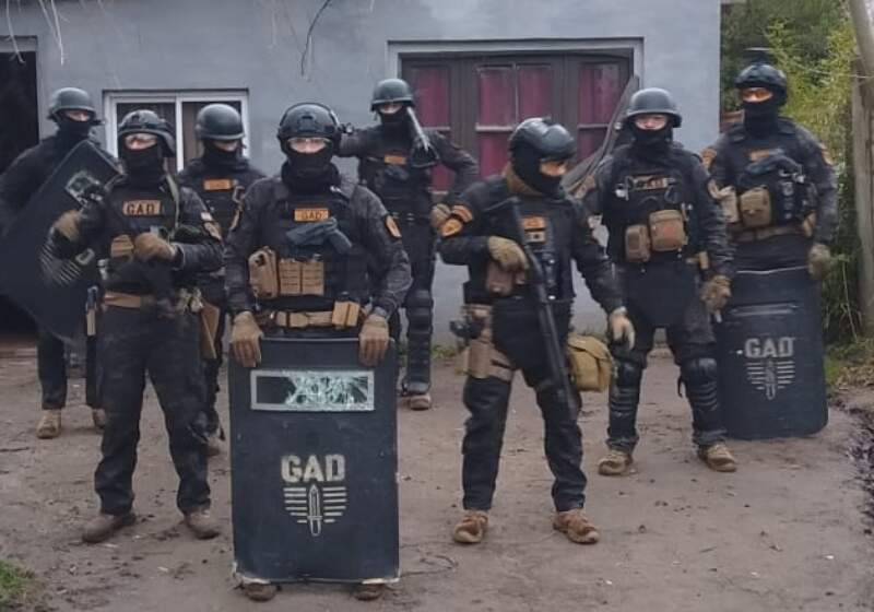  La Justicia dispuso restricciones de acercamiento y secuestró elementos de interés. Los operativos se vinculan a una pelea ocurrida el martes por la noche