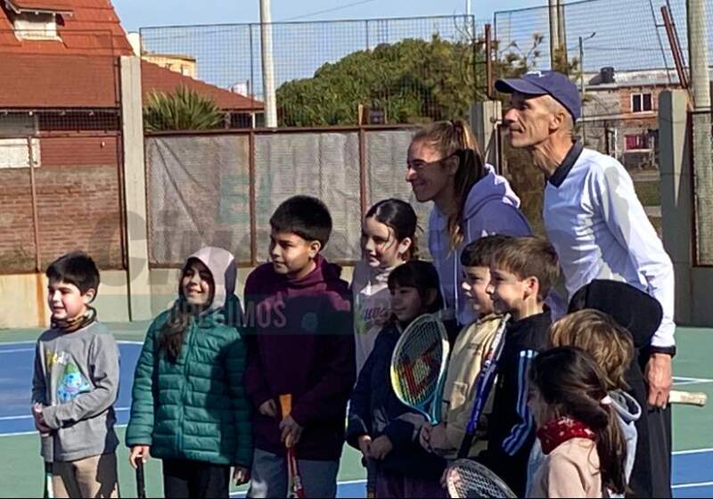 La tenista marplatense que alcanzó los octavos de final en Wimbledon, se sacó fotos con los chicos de la escuela infantil tras su práctica. 