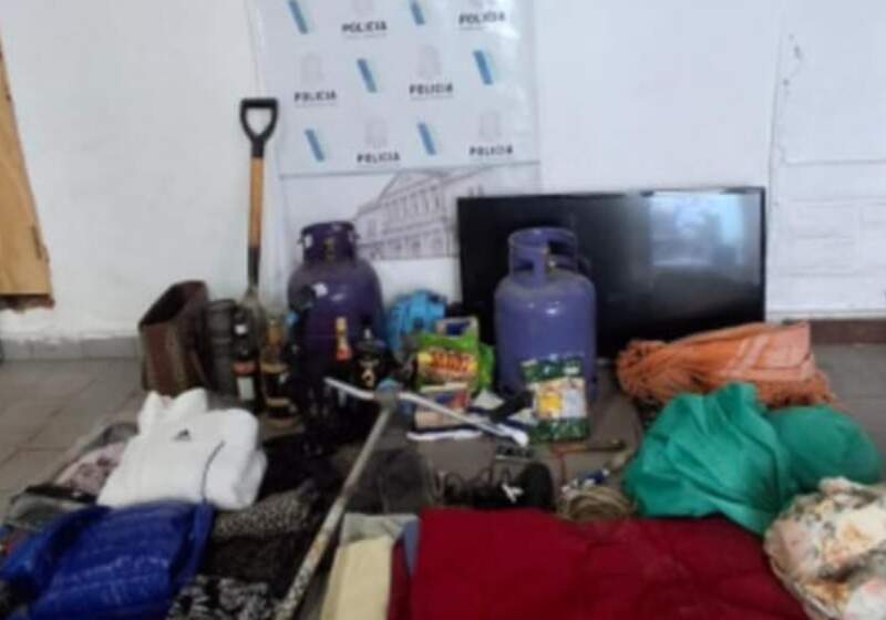  La policía encontró un televisor, garrafas y herramientas en un baldío que serían de una vivienda cercana.