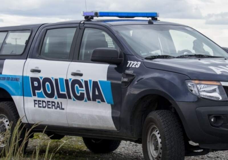  La Policía Federal secuestró dispositivos con evidencia digital. Intervino la fiscalía de Walter Mercuri y el Juzgado de Garantías N°2 de Dolores.