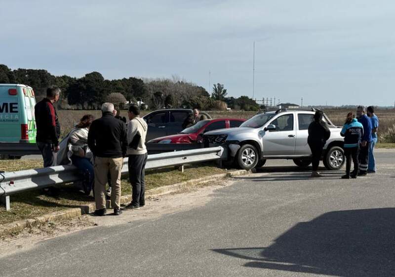 El accidente ocurrió este miércoles al mediodía en la ruta 11. Una persona debió ser trasladada por el sistema de salud local.