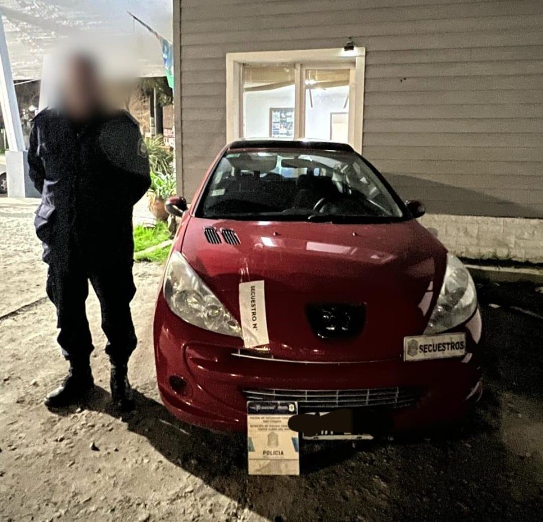 Detienen a dos personas durante la madrugada: uno de ellos estaba armado