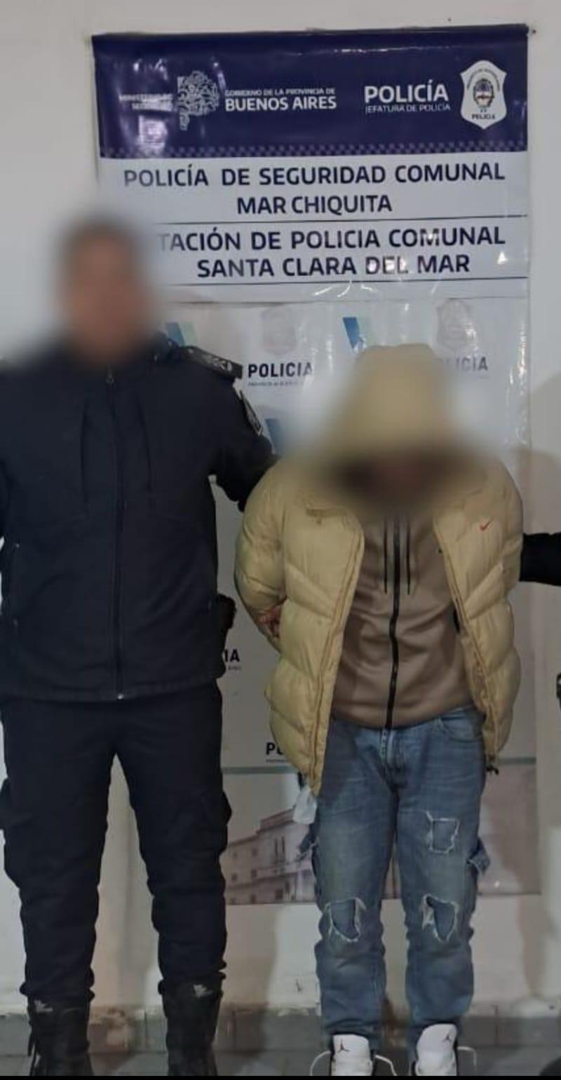 Detienen a dos personas durante la madrugada: uno de ellos estaba armado