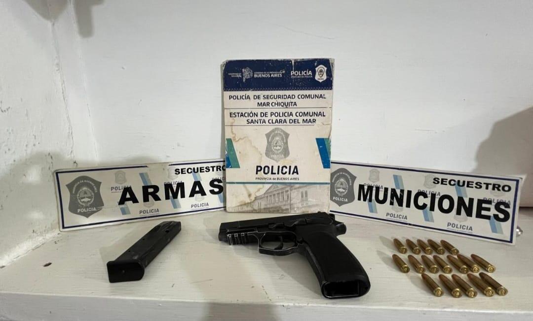 Detienen a dos personas durante la madrugada: uno de ellos estaba armado