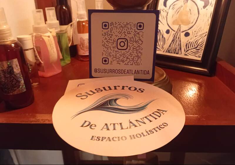 El centro ofrece prácticas de yoga, meditación y talleres orientados al bienestar integral. Funciona en Avenida Génova 452, local 5, en el barrio costero.