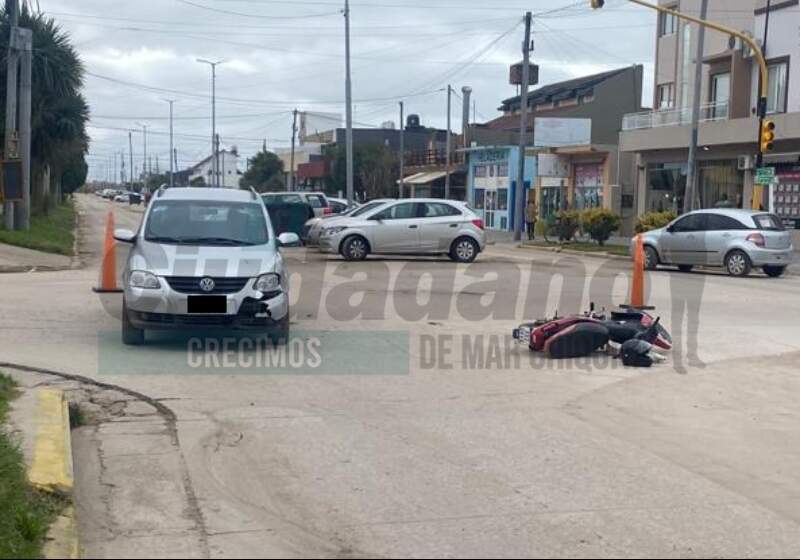 Fue atendida por personal del CAPS y está fuera de peligro. El accidente ocurrió este lunes al mediodía en la intersección de Acapulco y Montecarlo.