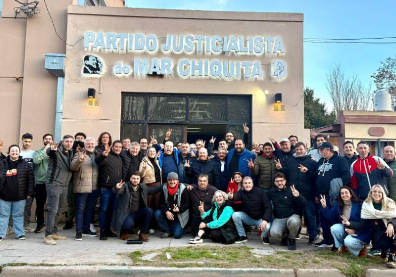 El PJ local realizó una reunión partidaria en Coronel Vidal encabezada por Wischnivetzky, Paredi y Minnucci.