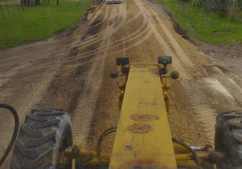 Las cuadrillas municipales trabajan en corte de pasto, recolección de poda y repaso de calles en distintos sectores de la zona.