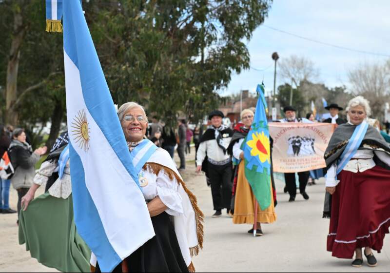 La jornada reunió a vecinos, artistas y autoridades en el Polideportivo Municipal. Hubo música, danza, gastronomía y tradición con entrada libre y gratuita.