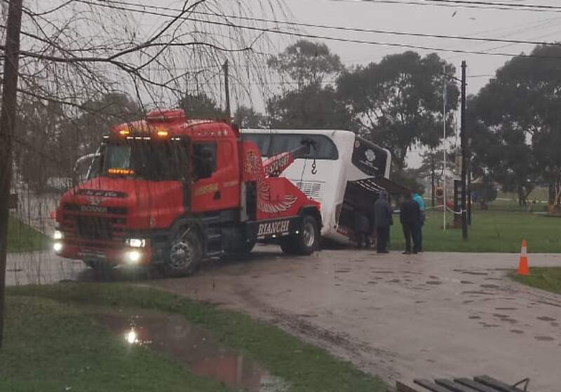 El vehículo ingresó en contramano y quedó atrapado en una zanja. Intervinieron Defensa Civil y Tránsito municipal.
