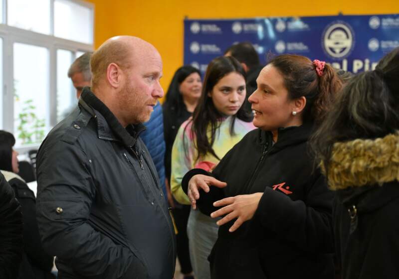 Walter Wischnivetzky encabezó el encuentro, donde se propuso crear una feria semanal para fortalecer la economía local.
