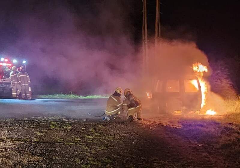 El fuego afectó a un auto en circulación a la altura del kilómetro 310. Bomberos sofocaron las llamas con línea de espuma.