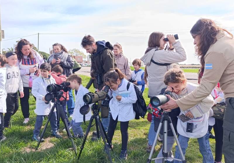 Estudiantes de la institución realizaron una jornada de observación junto a investigadores, con foco en conservación y riqueza natural del distrito.