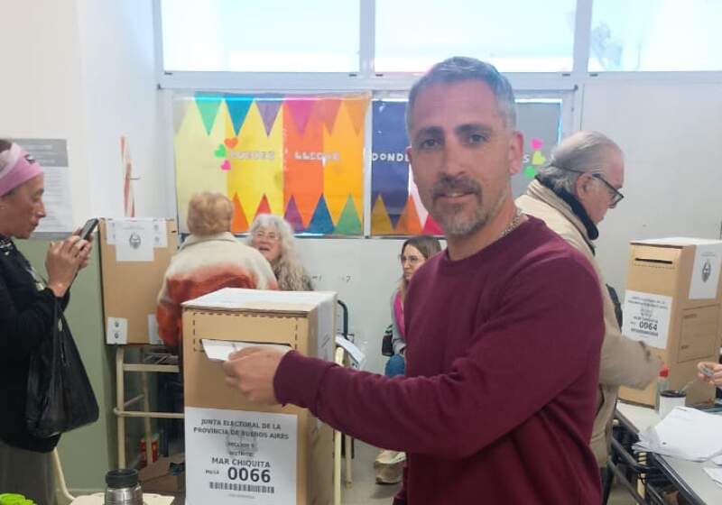 El candidato de La Libertad Avanza realizó declaraciones tras pasar por el cuarto oscuro después del mediodía.