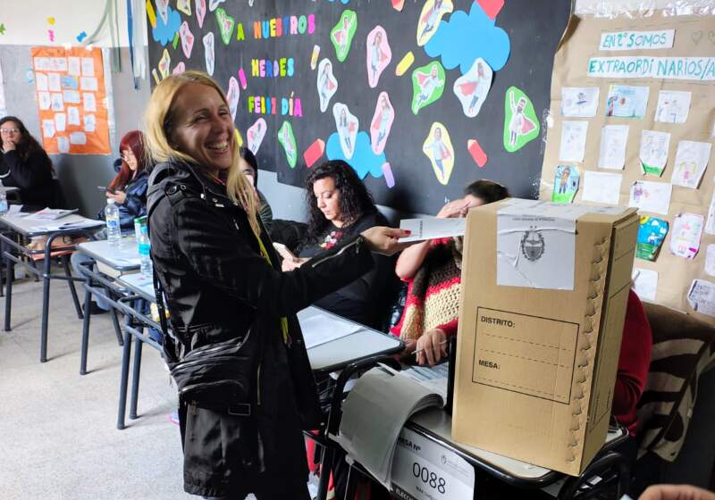 La candidata a concejal por Unidad y Acción recorrió escuelas de Santa Clara y valoró el clima democrático en Mar Chiquita.