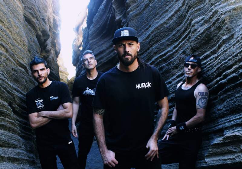La banda pop punk de Islas Canarias presentó su primer disco con ocho canciones de alto voltaje emocional y creciente impacto internacional.