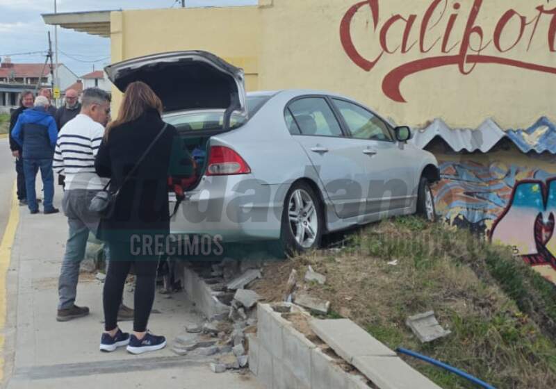 El hecho ocurrió este domingo en Av. Costanera y Los Ángeles. No se registraron heridos y trabajaron en el lugar bomberos y personal policial.